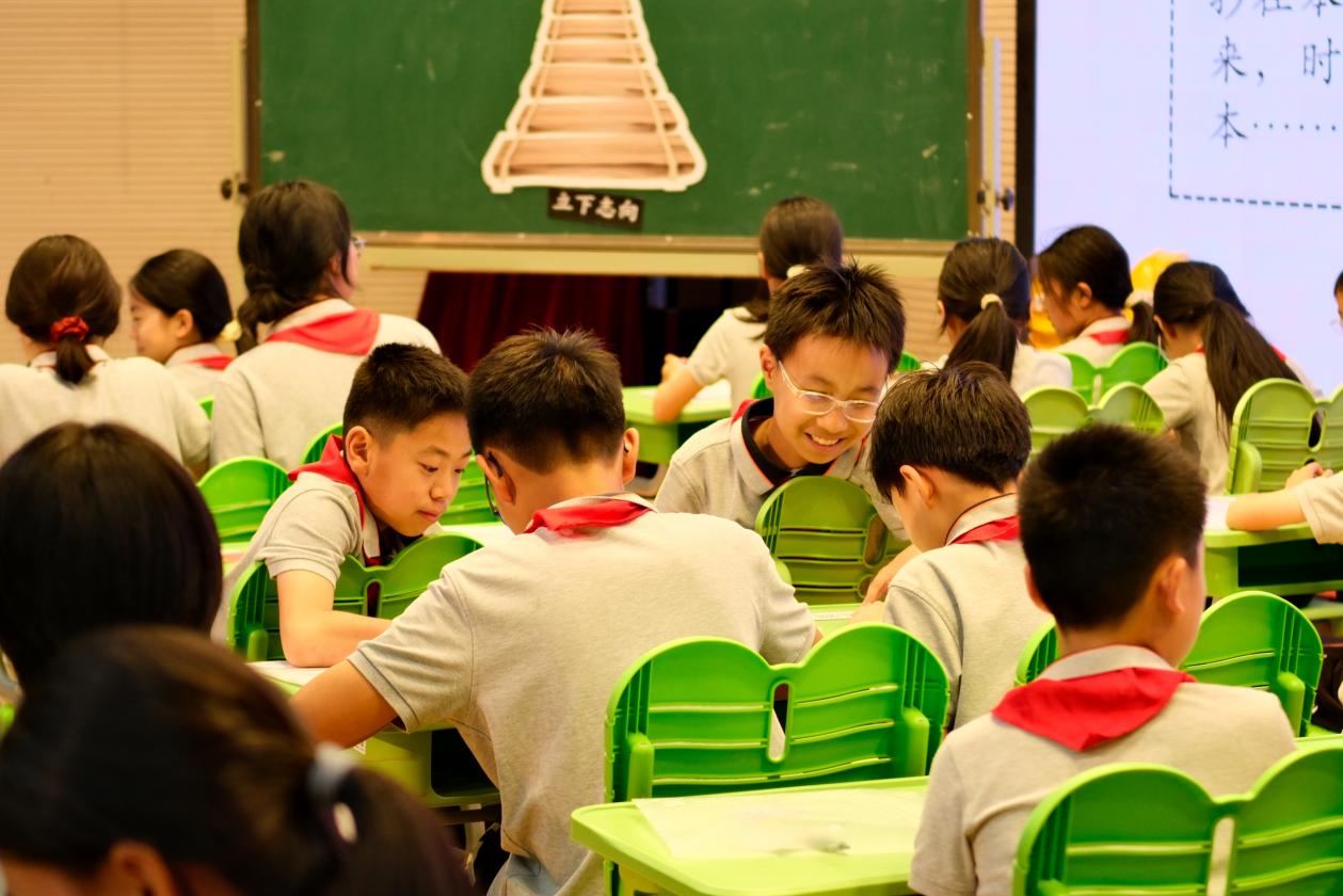 精研班会设计，深耕育人沃土 —— 南京市栖霞区小学优质主题班会展示活动在金陵小学顺利举行_html_m7b100f9a.jpg