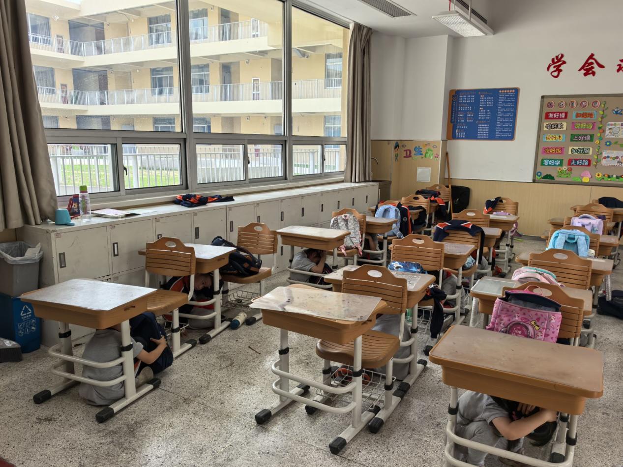 【湖畔·共佑安全】实战砺精兵 安全筑校园——南京市金陵小学（仙林湖校区）成功开展地震应急疏散演练_html_m1e4205eb.jpg