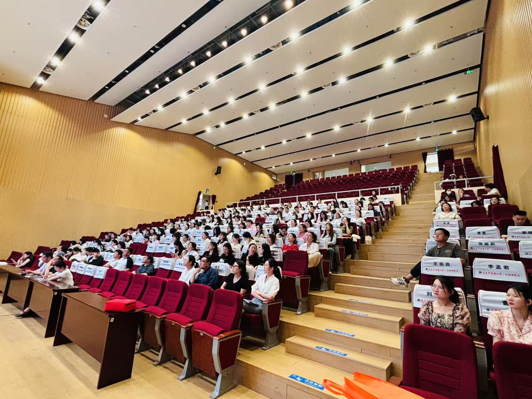 【湖畔·共佑安全】急救知识赋能、筑牢生命“防线”——金陵小学（仙林湖校区）开展全体教职工应急救护培训_html_m1acf1fa6.jpg