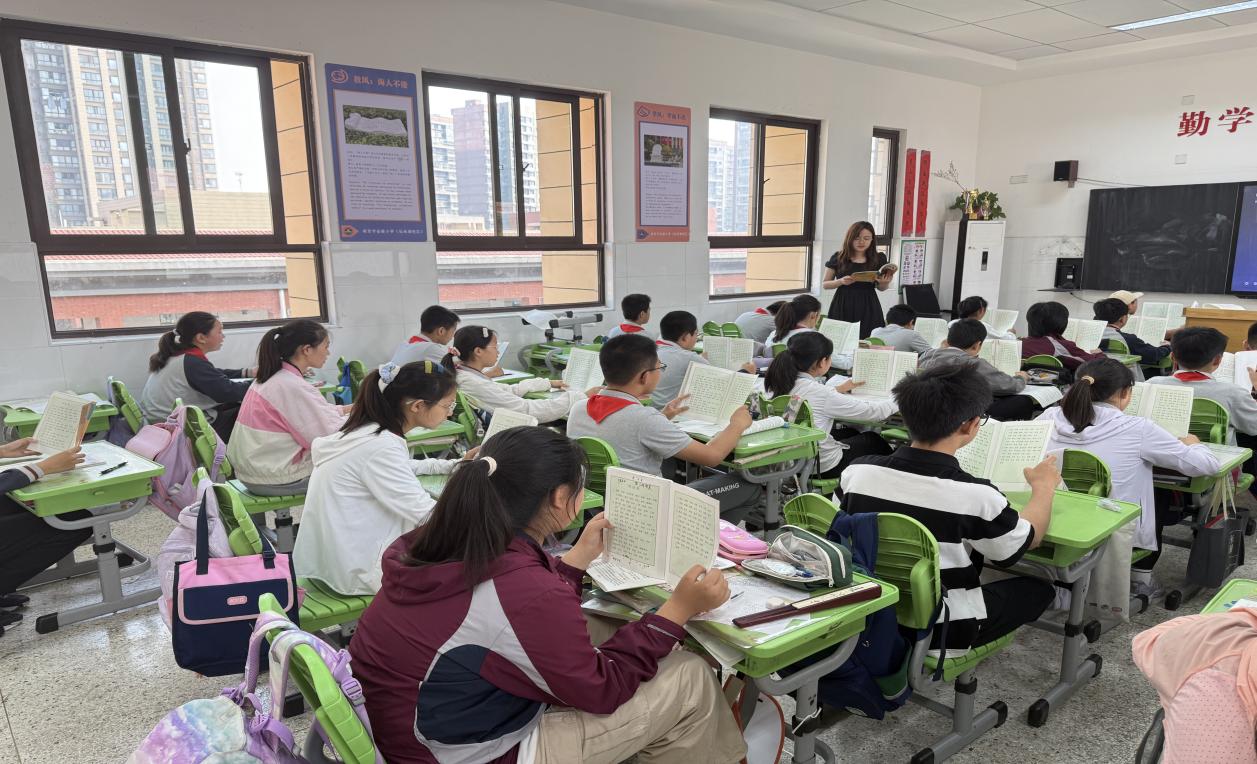 【湖畔·童化课堂】品千年诗韵 展课堂风采——金陵小学（仙林湖校区）六年级语文组内教研_html_m5ae3a8d8.jpg