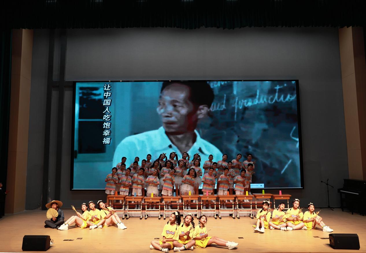 【湖畔·学生活动】老少同声爱国情  同心奋进新征程——我校联合街道关工委开展老少同台节目展演活动_html_1c367560.jpg