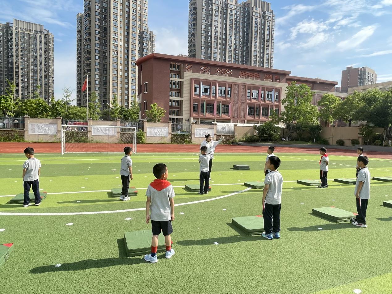 【湖畔·童化课堂】展体育课堂风采，以研促教共成长——体育校本研修之课例研讨（15）_html_71f05b44.jpg