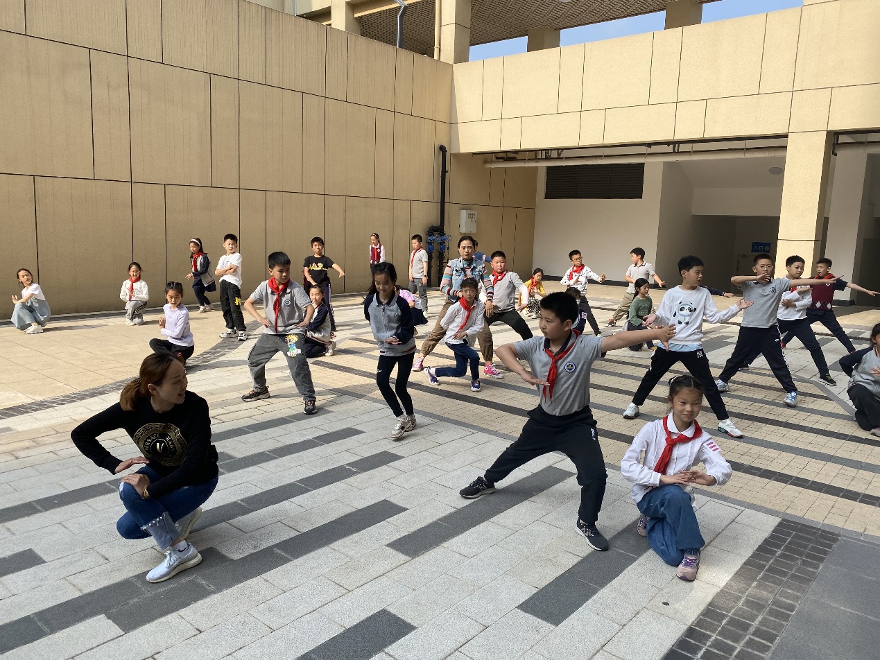 【博学广志】细微之处见风范，毫厘之优定乾坤——祝贺金小广志路校区在2022年栖霞区小学生集体舞比赛中荣获第一名(1)(1)(1)_html_m40b36a91.jpg