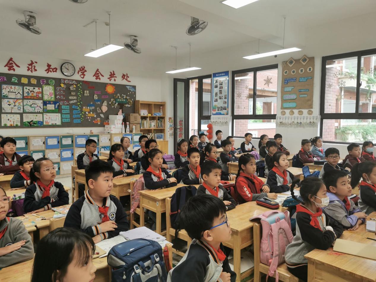 2022.5.16【湖畔光影】学法懂法  走好人生道路_html_m348943cd.jpg