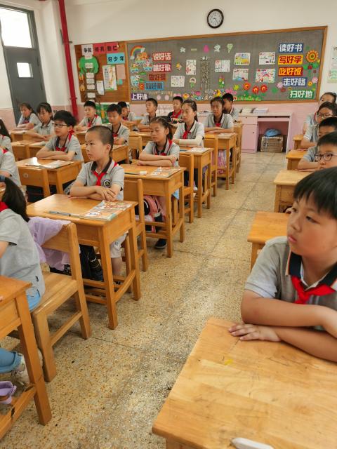 【桂山夜话】（主题党日）“书记来给我们上思政课啦！”——中共南京市金陵小学开展领导带头上好思政课活动_html_1969daa8.jpg