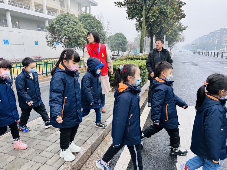 【湖畔·三博论坛】这样·爱你·刚刚好——记金陵小学（仙林湖校区)一年级春季学期开学典礼_html_m2d582b62.jpg