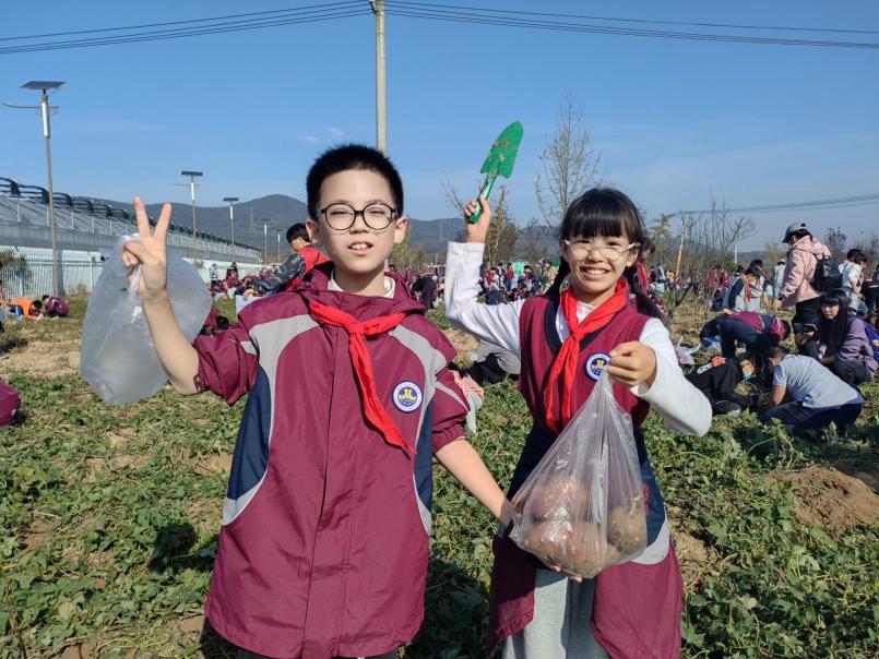 【湖畔·学生活动】探秘农场 劳动“趣”秋游——金陵小学（仙林湖校区）五年级秋季综合实践活动_html_47fd5536.jpg