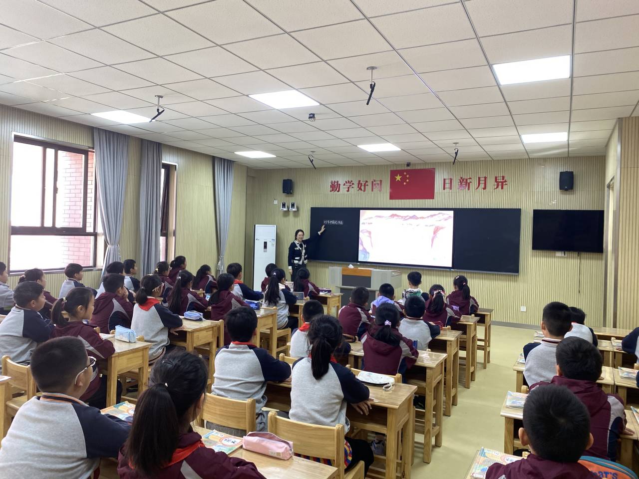 【湖畔·童化课堂】深耕课堂勤探索  潜心教研促提升——语文校本研修之课例研讨_html_1d9d6927.jpg