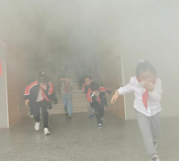 【湖畔·共佑安全】防范未燃、安全同行————校园消防逃生应急演练_html_278dad9b.jpg