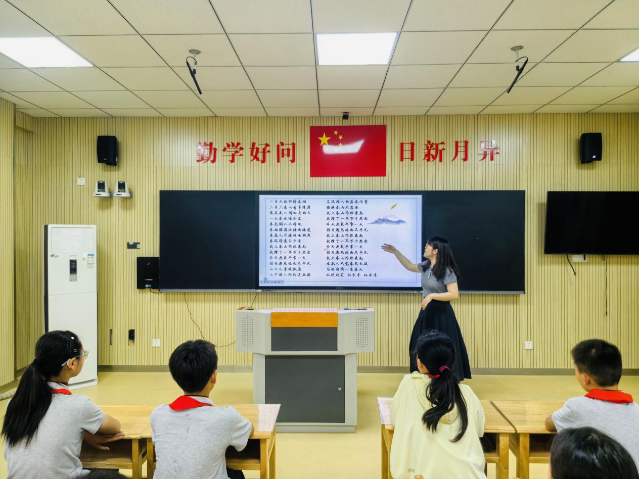 【湖畔·童化课堂】诗韵流转，乐音悠扬——金陵小学（仙林湖校区）音乐校本研修之课例研讨_html_28ac151c.jpg