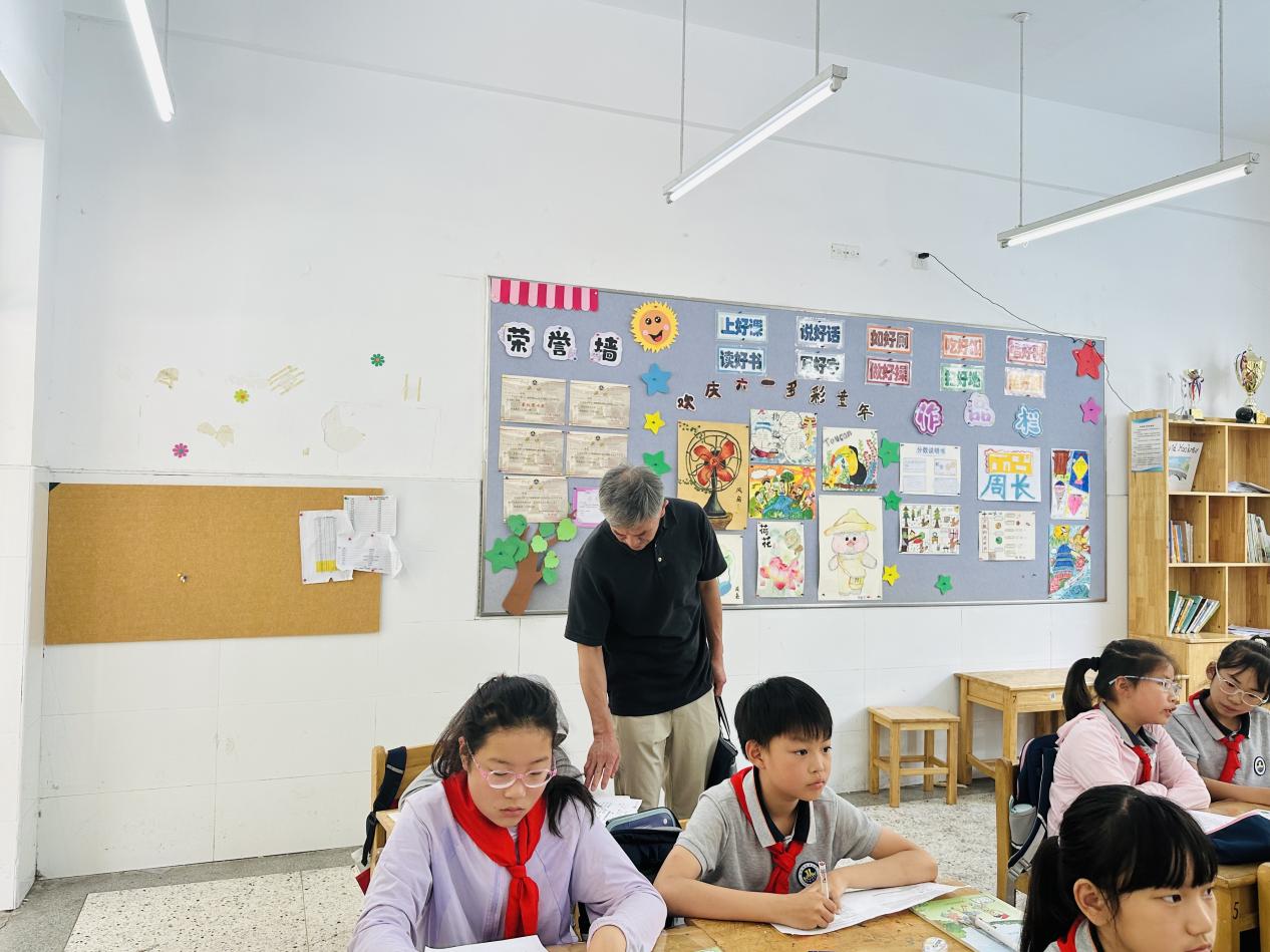 【博学广志】督学“回头看”，成长“向前行”——栖霞区责任督学莅临我校开展6月份专项督导_html_3a005c36.jpg