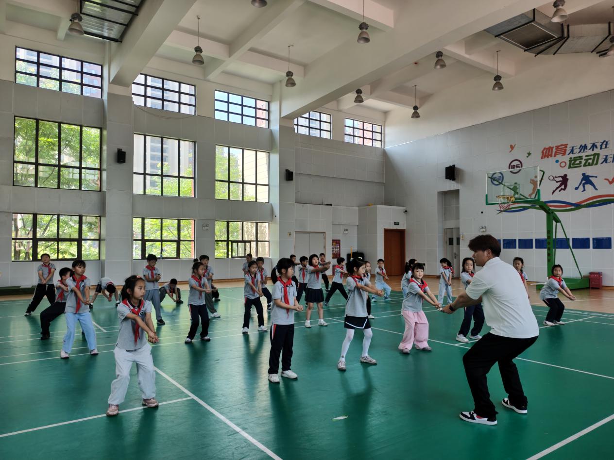 【湖畔·童化课堂】展体育课堂风采，以研促教共成长——体育校本研修之课例探讨（20）_html_m56bbf230.jpg