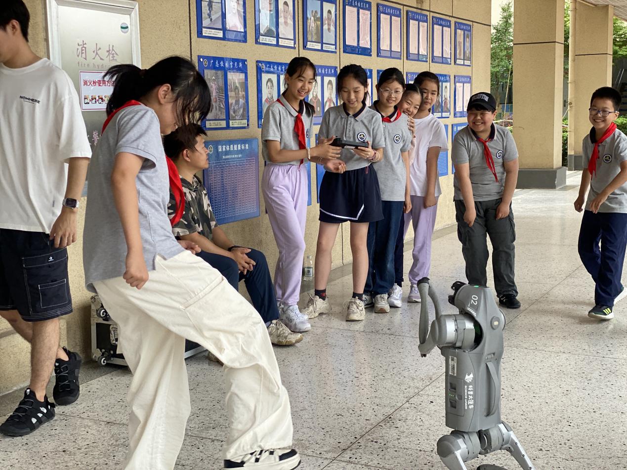 【博学广志】“本草润童心，科技创未来”科技节活动之科普大篷车进校园_html_me96b3fe.jpg