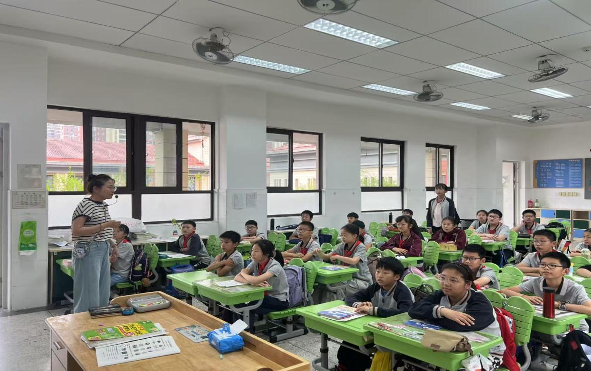 【湖畔·童化课堂】把教育命脉 提复习质量——记六年级英语组校本教研_html_107d520a.jpg