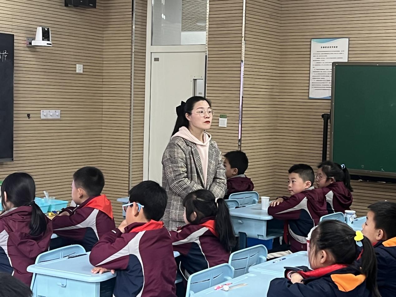 【博学广志】以研促教，共同进步——金陵小学广志路校区科学组校本教研活动_html_1c58c8a6.jpg