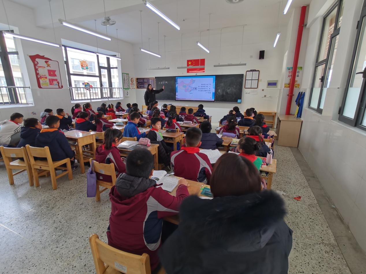 【博学广志】“跟着课本去旅行”之游览“海滨小城”——金陵小学广志路校区三年级语文组教研活动_html_75eb0e28.jpg