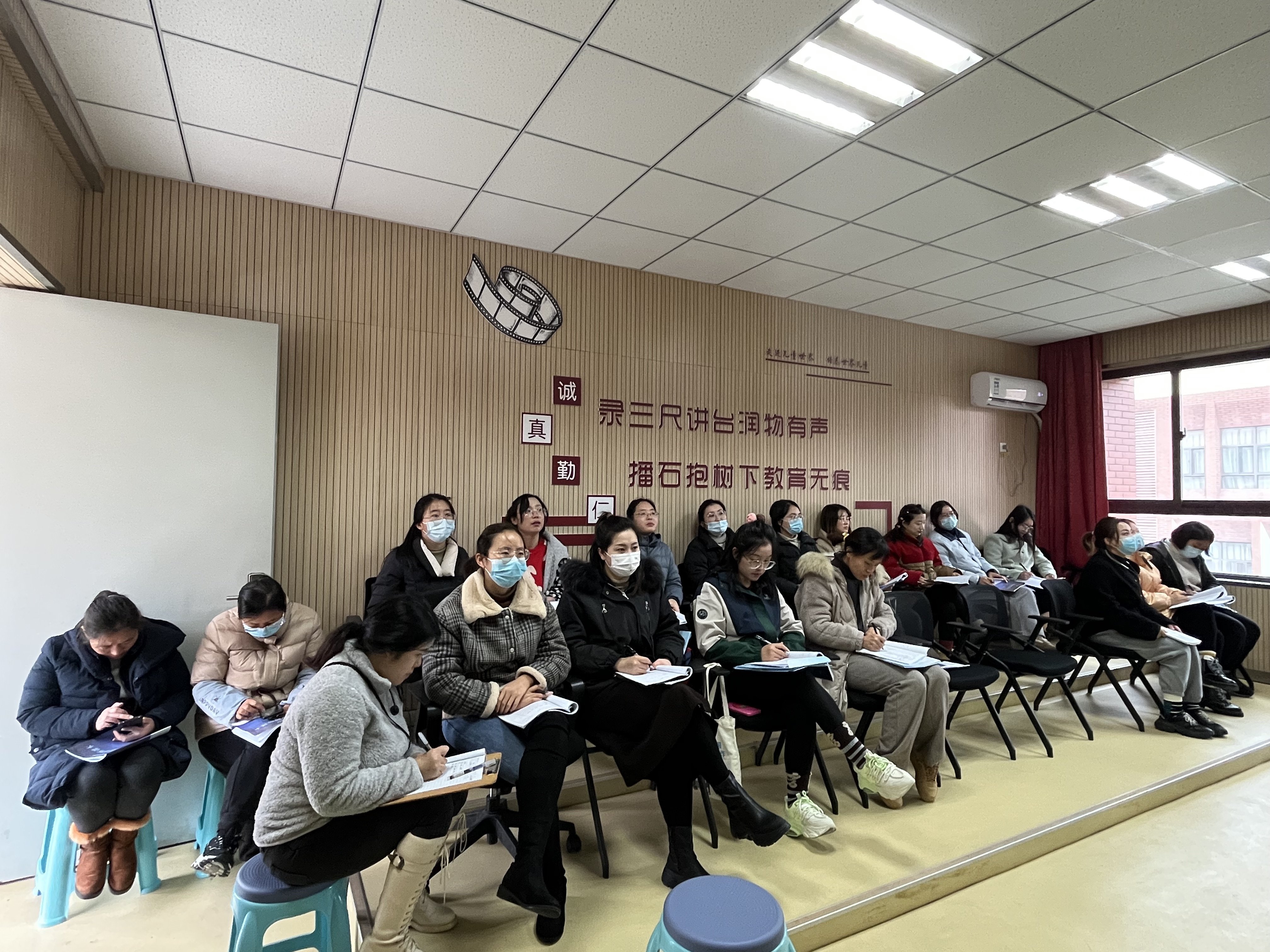 【湖畔•童化课堂】玩转立体图形——数学校本研修之课例研讨（144）_html_29b6bdb9.jpg