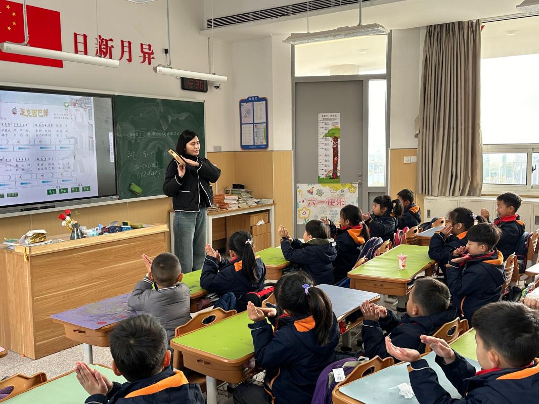 【湖畔·童化课堂】以研促学，以学促教——音乐校本研修之学科融合舞动课堂_html_4b51b86d.jpg