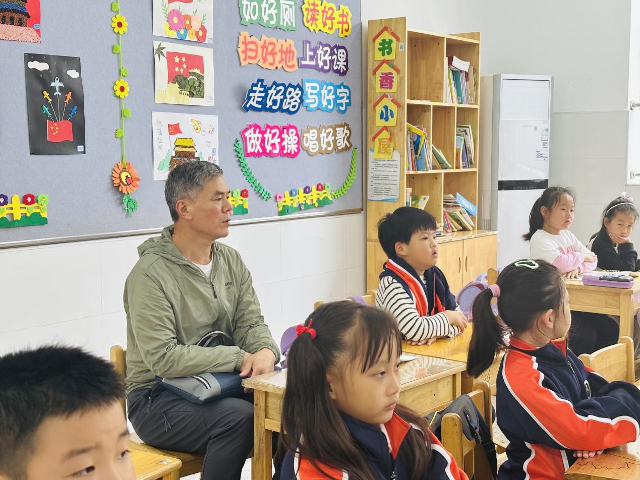 【博学广志】督导引领明方向 赋能增效促提升——栖霞区责任督学莅临我校开展10月份专项督导_html_53eea04d.jpg