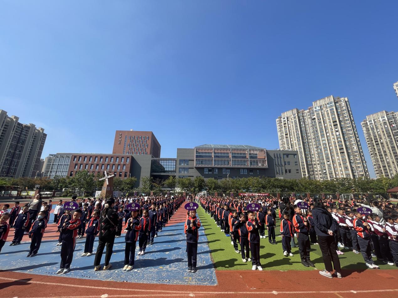 【湖畔·竞赛掠影】队形队列展风采 阳光活力正少年——记金陵小学（仙林湖校区）二年级进退场比赛_html_5395e3e.jpg