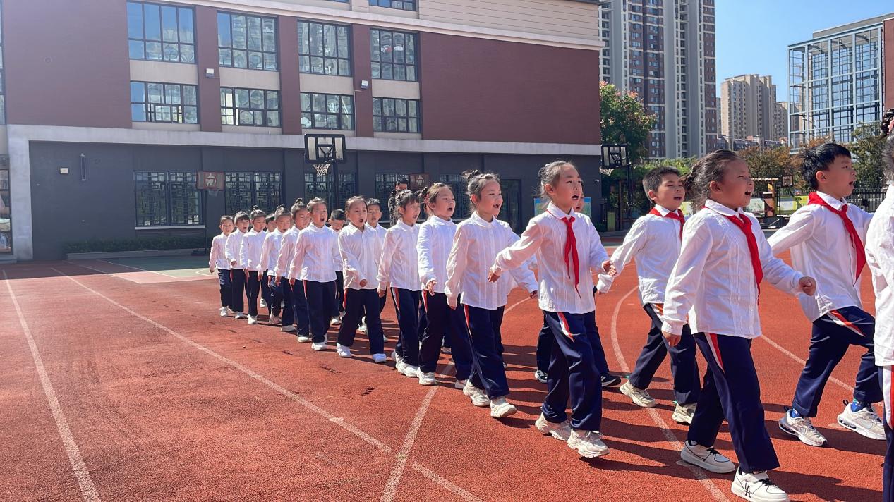 【湖畔·竞赛掠影】队形队列展风采 阳光活力正少年——记金陵小学（仙林湖校区）二年级进退场比赛_html_m6abbbc0f.jpg