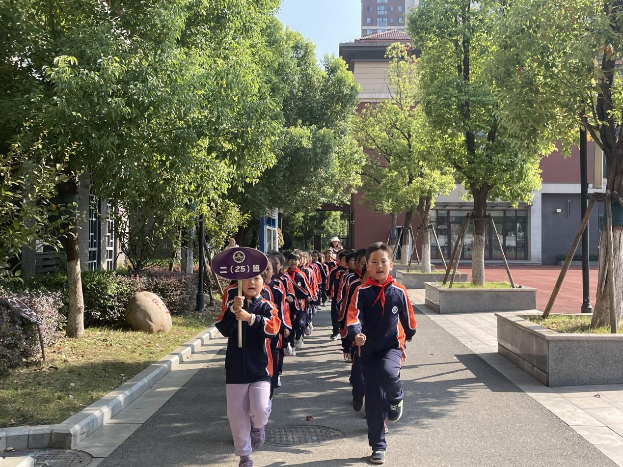 【湖畔·竞赛掠影】队形队列展风采 阳光活力正少年——记金陵小学（仙林湖校区）二年级进退场比赛_html_m5e3ed68c.jpg