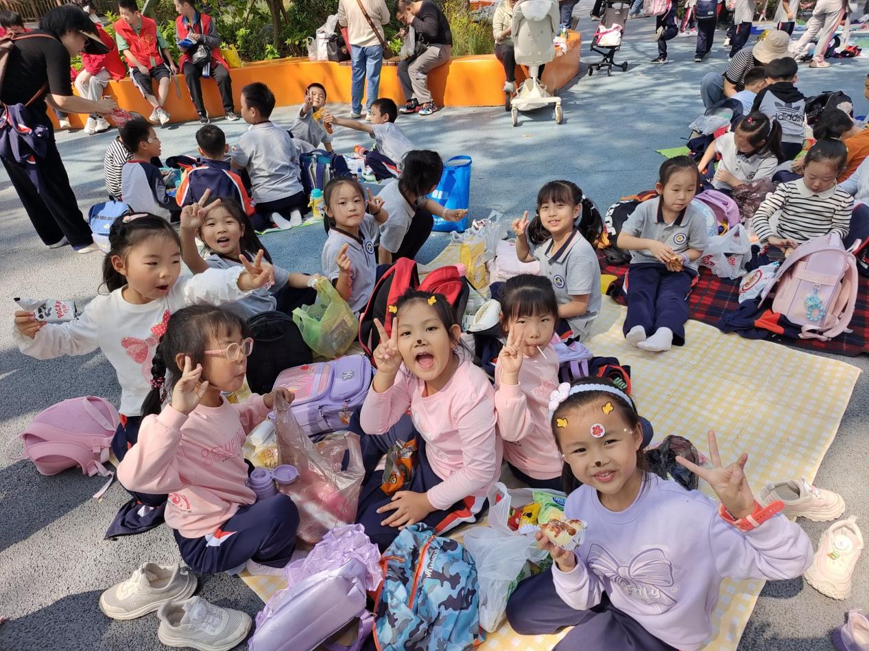 【湖畔•学生活动】秋游红山，乐享自然——记金陵小学（仙林湖校区）一年级秋季综合实践活动_html_534d22ba.jpg