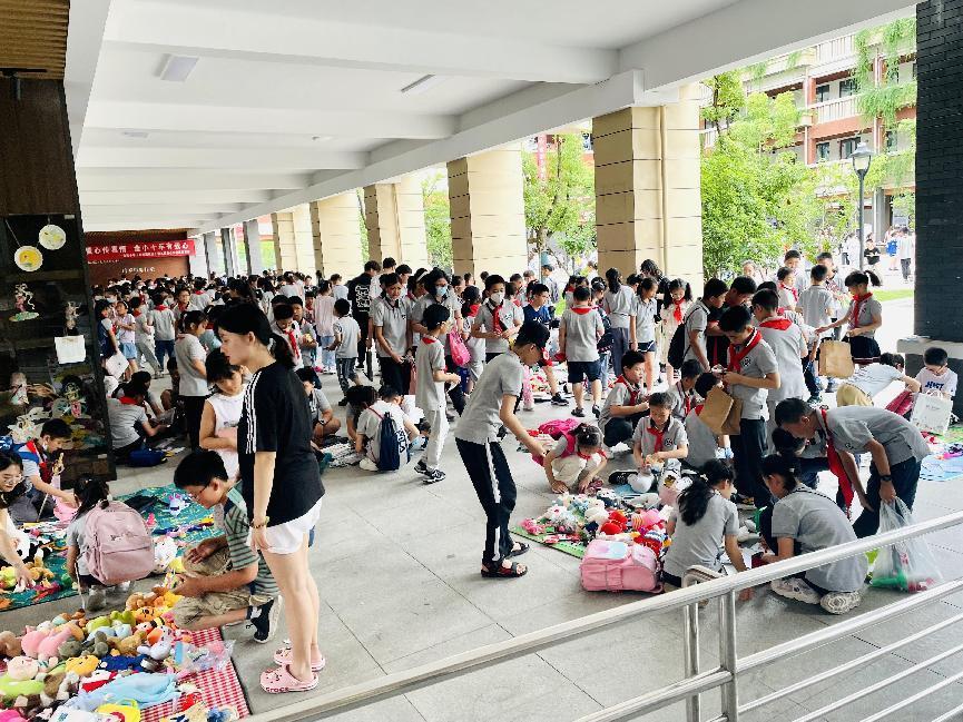 【湖畔光影】奉献爱心传真情 金小十年有我心——金陵小学（仙林湖校区）第九届爱心义卖活动_html_37d11219.jpg