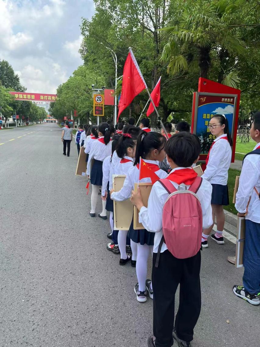 【红领巾寻访】喜迎二十大，共筑强军梦——南京市金陵小学红领巾走进临汾旅共庆“八一”建军节活动_html_m87c3077.jpg
