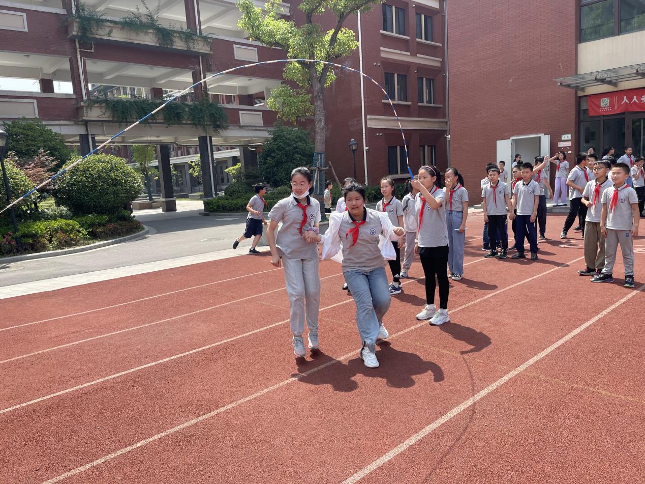 【湖畔光影】凌云赛场，斗志昂扬——第三届体育活动周之“板羽垫球、双人跳长绳比赛”_html_3322d90.jpg