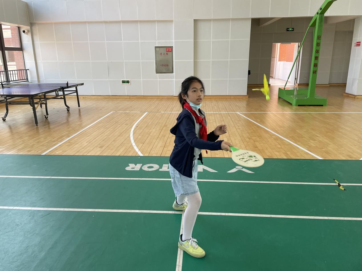 【湖畔光影】凌云赛场，斗志昂扬——第三届体育活动周之“板羽垫球、双人跳长绳比赛”_html_5fe80375.jpg