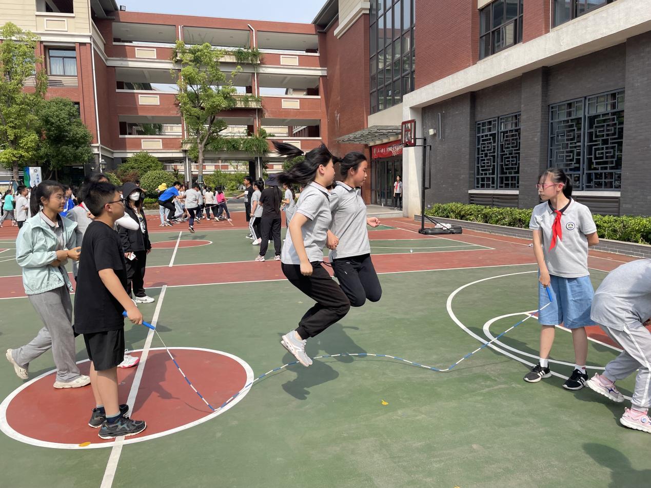 【湖畔光影】凌云赛场，斗志昂扬——第三届体育活动周之“板羽垫球、双人跳长绳比赛”_html_32999f1.jpg