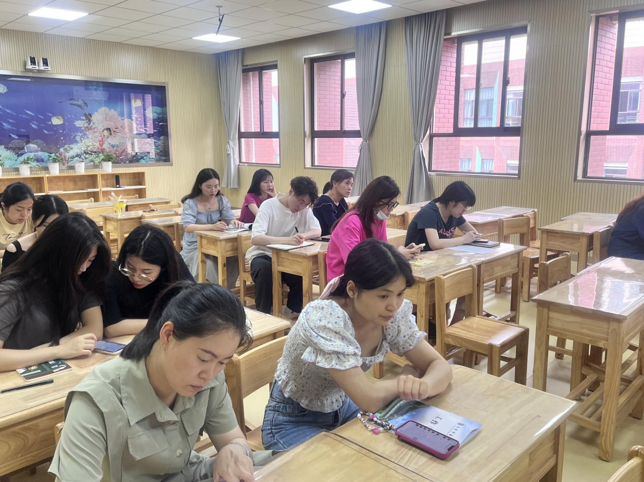 【湖畔光影】薪火相传，匠心筑梦——金陵小学（仙林湖校区）2021-2022学年度第二学期师徒结对总结会_html_m43df610d.jpg