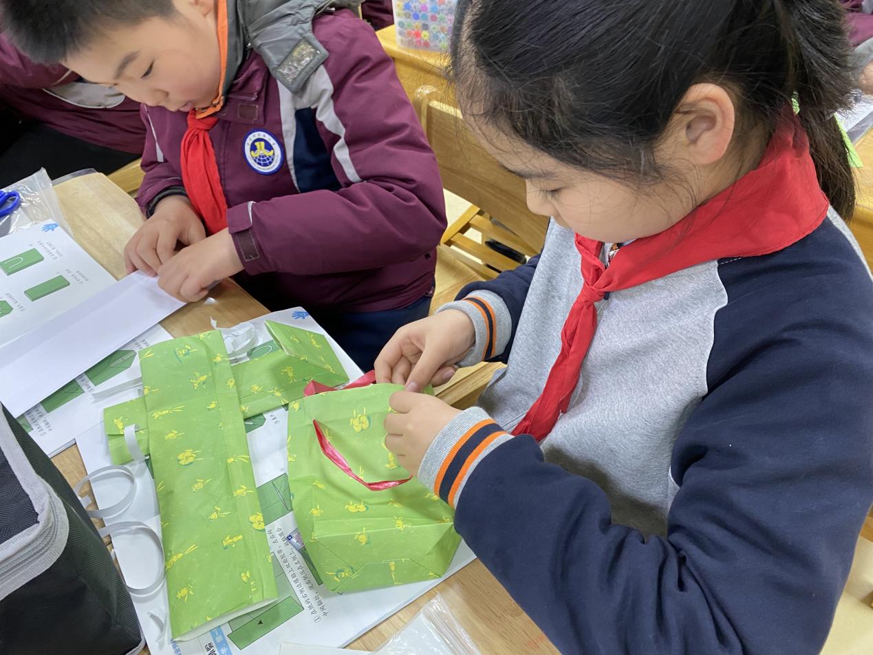 【湖畔·童化课堂】巧手课堂赋能成长 同课异构展师生风采——金陵小学（仙林湖校区）劳动主题赛课活动_html_m522745f8.jpg