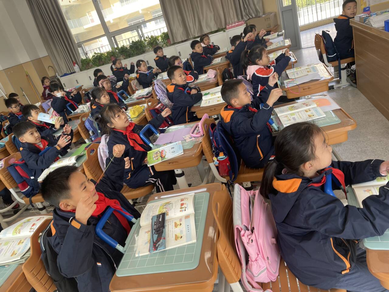【湖畔·童化课堂】生活中找线段，趣味中学数学——数学校本研修之课例研讨（184）_html_m4384ed22.jpg