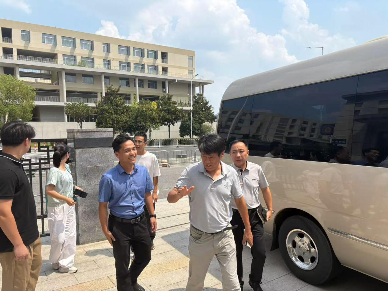 【湖畔·共佑安全】多部门联合护航 筑牢校园安全防线 ——金陵小学（仙林湖校区）迎接区校园安全联合检查_html_3a586048.jpg