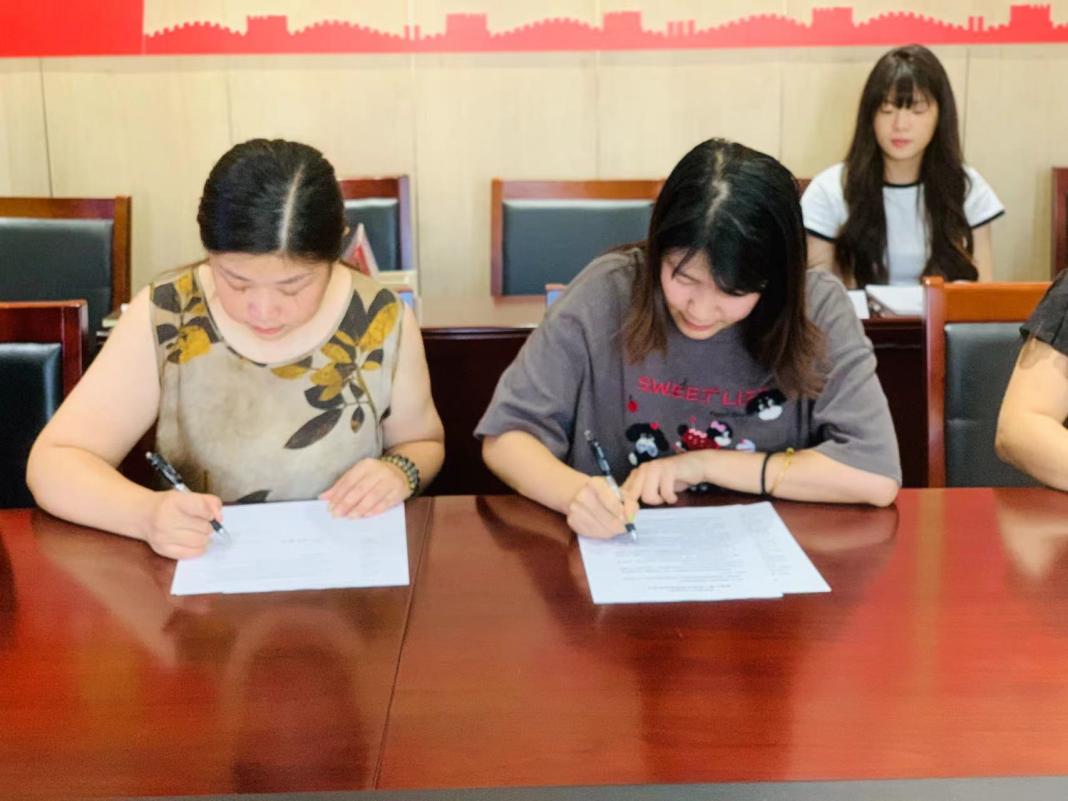 【湖畔·科研引领】青蓝传帮带 科研助提升——金陵小学（仙林湖校区）“青蓝工程・教科研导师”新学期结对仪式_html_m36196506.jpg