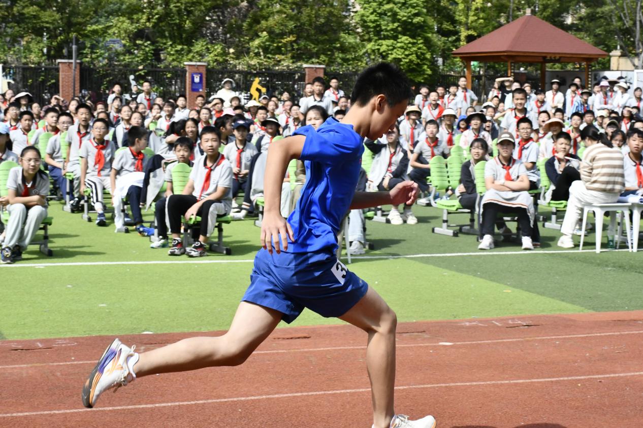 百米飞人挑战速度极限，体教融合共育世界儿童——南京市田径后备人才基地授牌仪式暨校园吉尼斯百米飞人大战活动_html_3b7cc7a2.jpg