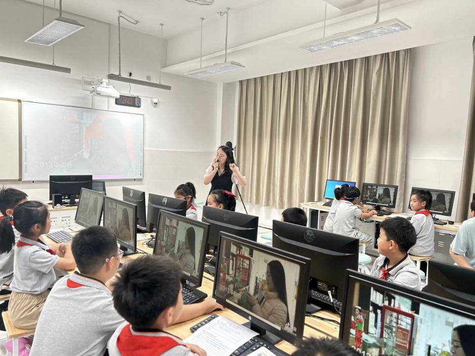 【湖畔·童化课堂】以问题链为导向的大单元教学实践研究——记栖霞区第四周小学信息科技主题课例研修活动_html_1ccbae.jpg