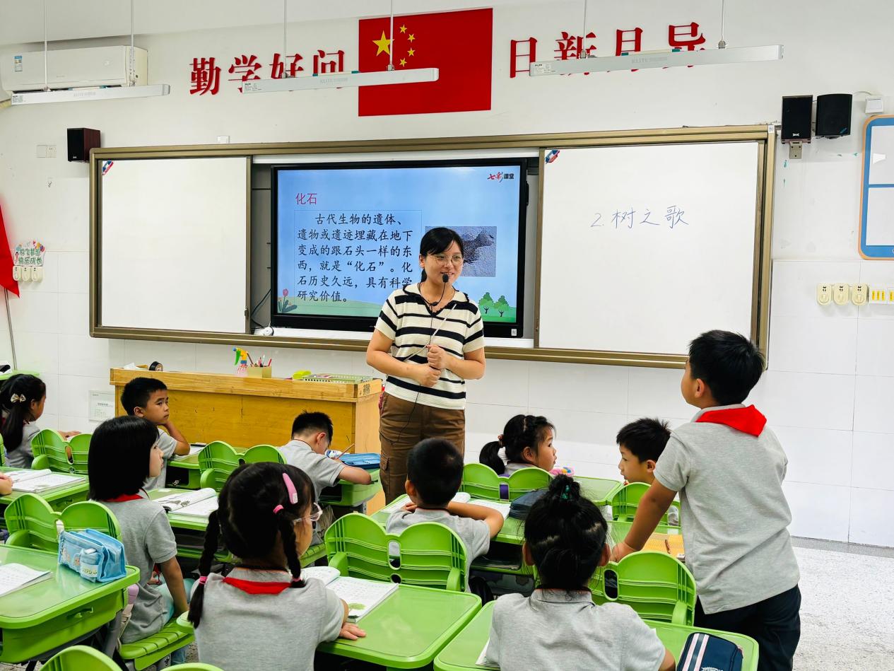 【湖畔·童化课堂】课堂展风采  教研促成长——记金陵小学（仙林湖校区）二年级语文组教研活动_html_40b5dce6.jpg