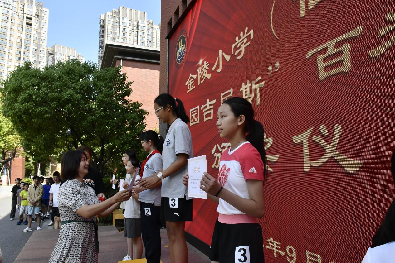 百米飞人挑战速度极限，体教融合共育世界儿童——南京市田径后备人才基地授牌仪式暨校园吉尼斯百米飞人大战活动_html_6d2a5356.jpg