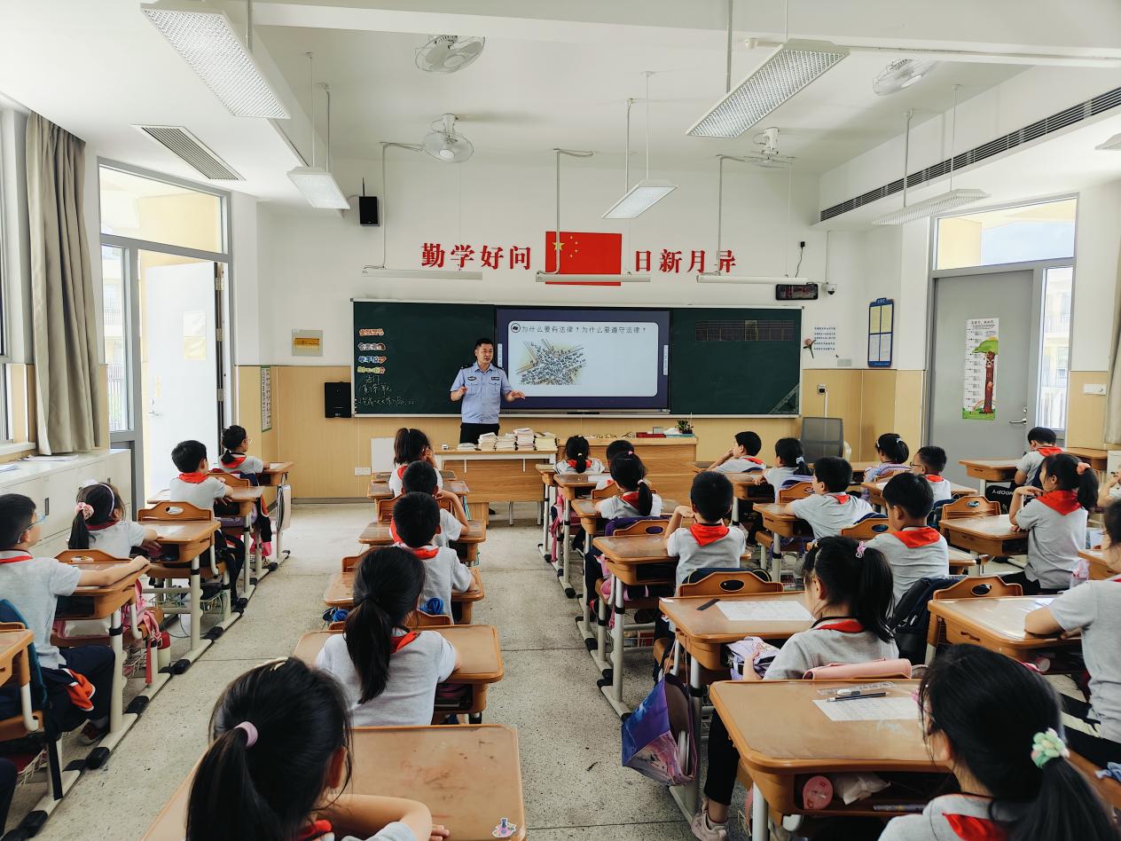 【湖畔·家校共育】法律就在我们身边 用法律浇灌祖国的花朵——三（16）班家长课堂_html_m25e839b6.jpg