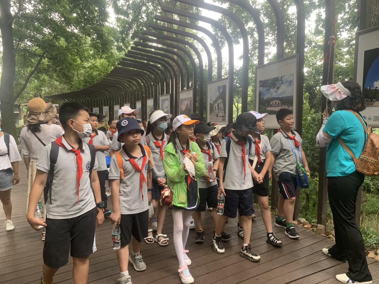 【湖畔光影】回顾革命历史 追寻红色足迹——记金陵小学（仙林湖校区）三年级红色教育研学活动_html_276d12e0.jpg