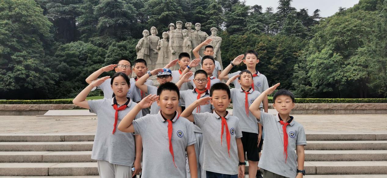 【湖畔光影】敬雨花英烈 立信仰之根——记金陵小学（仙林湖校区）五年级红色教育研学活动_html_26f74f4c.jpg