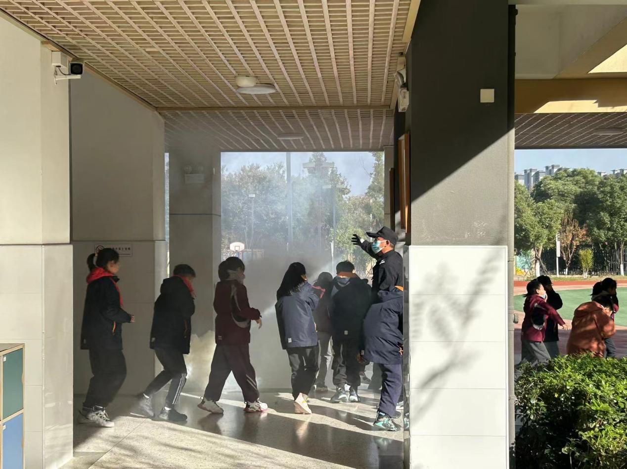 【博学广志】应急疏散演练，牢记安全防线(3)_html_33772bab.jpg