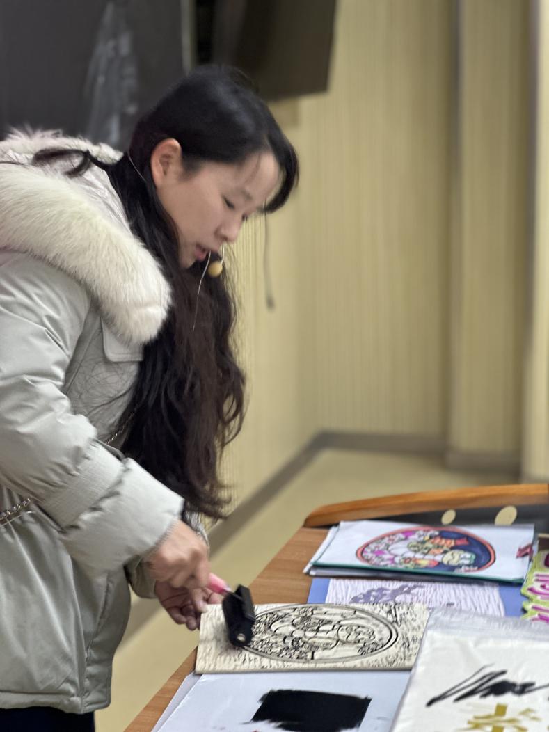 【湖畔·童化课堂】印生肖 迎新年——小学美术校本研修展风采：桃花坞木板年画的印制探索_html_40c6f31e.jpg