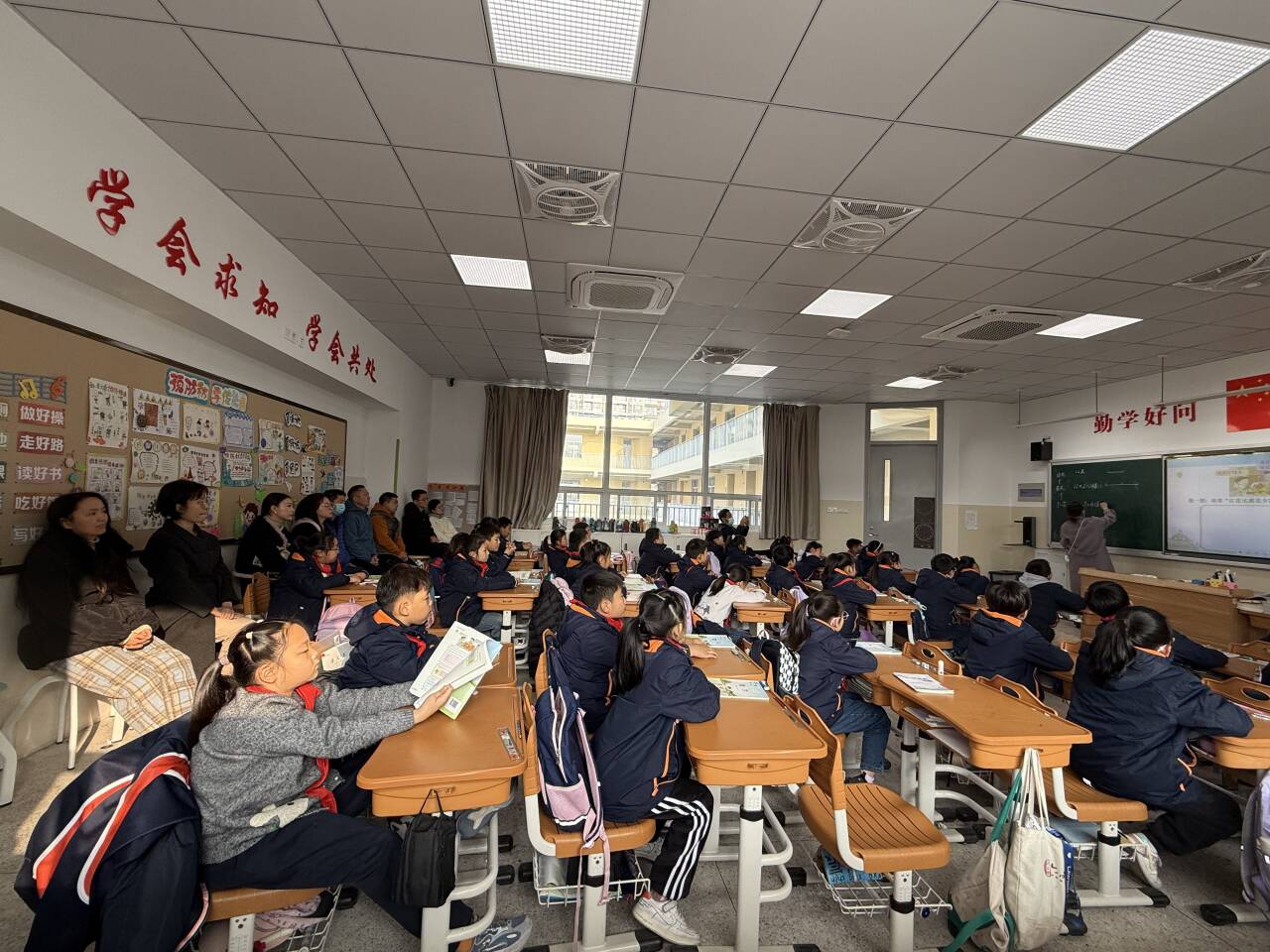 【湖畔·家校共育】共筑教育桥梁，见证孩子成长——金陵小学（仙林湖校区）第五次“家长开放月”三年级篇_html_m6091b8a0.jpg