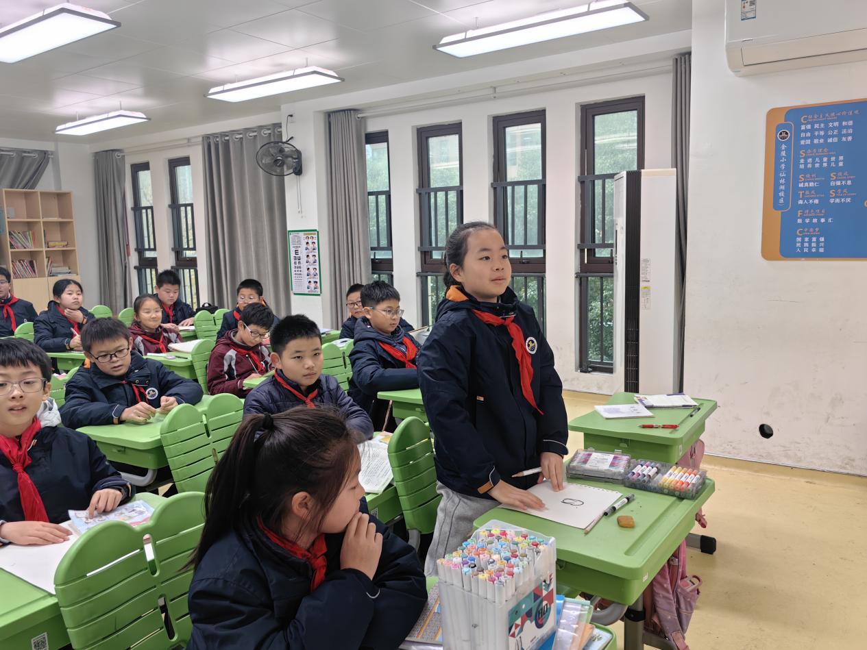 【湖畔·童化课堂】探寻人物装饰画的魅力，像大师一样创作——美术组校本主题研训活动_html_m391fb5f8.jpg