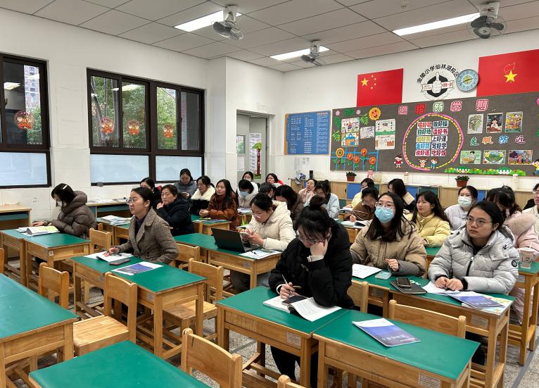 【湖畔·队伍建设】笃行致远 惟实励新——记数学组新学期校本研修_html_5148cfbd.jpg