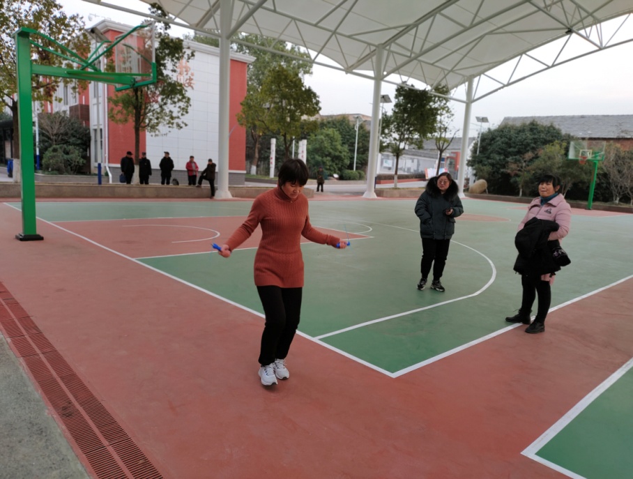 南京市营防中学教职工迎新趣味活动_html_m36ee46a7.jpg